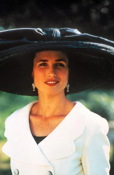 Niezwykle silną pozycję MacDowell na mapie popularnego kina lat 90. ugruntował występ w kultowej komedii "Cztery wesela i pogrzeb" (1994). Film w reżyserii Richarda Curtisa, w którym MacDowell partnerował Hugh Grant, stał się tuż po premierze najbardziej kasowym obrazem w historii brytyjskiego kina.
