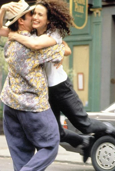"Z miłości do" (1999) to ostatnia duża rola w komedii romantycznej w karierze Andie MacDowell. W filmie partnerował jej Andy Garcia.
