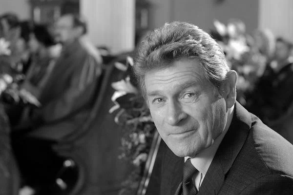 Stanisław Mikulski, aktor znany przede wszystkim jako odtwórca roli Hansa Klossa w serialu "Stawka większa niż życie", zmarł w czwartek, 27 listopada, w wieku 85 lat! Stanisław Mikulski, aktor znany przede wszystkim jako odtwórca roli Hansa Klossa w serialu "Stawka większa niż życie", zmarł w czwartek, 27 listopada, w wieku 85 lat!