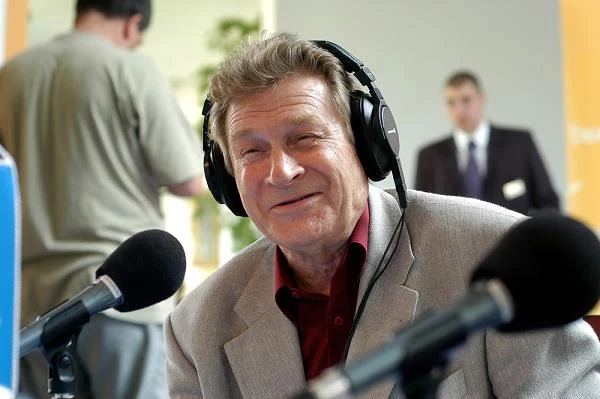 Choć zagrał ponad 80 różnych ról, żadna nie powtórzyła sukcesu "Stawki większej niż życie". Z czasem aktor polubił Hansa Klossa - agenta J23, dzięki któremu stał się sławny.
"Wręcz polubiłem go, w końcu prawie pół wieku jesteśmy razem i do dzisiaj pytają mnie, jak to było podczas pracy nad serialem" - wspominał Mikulski. Choć zagrał ponad 80 różnych ról, żadna nie powtórzyła sukcesu "Stawki większej niż życie". Z czasem aktor polubił Hansa Klossa - agenta J23, dzięki któremu stał się sławny.
"Wręcz polubiłem go, w końcu prawie pół wieku jesteśmy razem i do dzisiaj pytają mnie, jak to było podczas pracy nad serialem" - wspominał Mikulski.