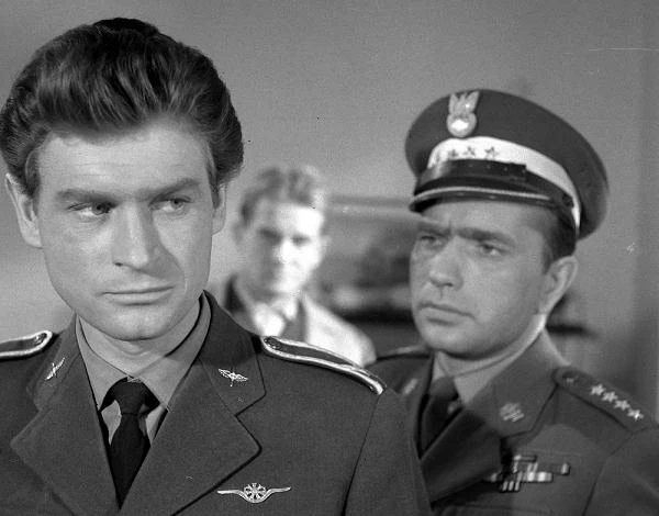 Równolegle z karierą teatralną rozwijała się jego kariera filmowa. W 1955 roku Mikulski zagrał w filmie sensacyjnym "Godziny nadziei" Jana Rybkowskiego. Aktor po raz pierwszy wcielił się wówczas w rolę żołnierza SS. Następnie pojawił się jako Blondyn w "Cieniu" (1956) Jerzego Kawalerowicza (na zdjęciu - w filmie "Dwaj panowie N" z 1961 roku). Równolegle z karierą teatralną rozwijała się jego kariera filmowa. W 1955 roku Mikulski zagrał w filmie sensacyjnym "Godziny nadziei" Jana Rybkowskiego. Aktor po raz pierwszy wcielił się wówczas w rolę żołnierza SS. Następnie pojawił się jako Blondyn w "Cieniu" (1956) Jerzego Kawalerowicza (na zdjęciu - w filmie "Dwaj panowie N" z 1961 roku).