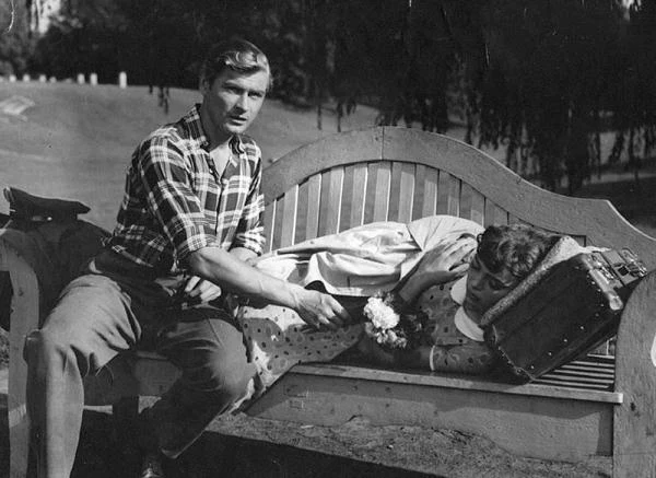 Mikulski wystąpił również m.in. w debiucie filmowym Tadeusza Chmielewskiego "Ewa chce spać" (1957). Jako policjant Piotr Malewski pilnował tytułowej 17-latki granej przez Barbarę Kwiatkowską. Mikulski wystąpił również m.in. w debiucie filmowym Tadeusza Chmielewskiego "Ewa chce spać" (1957). Jako policjant Piotr Malewski pilnował tytułowej 17-latki granej przez Barbarę Kwiatkowską.