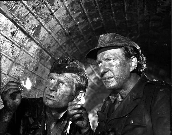 W tym samym roku zagrał rolę Smukłego w "Kanale" (1957) Andrzeja Wajdy. "Po zdjęciach trzeba było kilka razy się kąpać, żeby zmyć z siebie brud i sadzę" - wspomniał późniejszy Kloss. "Zdjęcia realizowaliśmy na przełomie września i października, więc było już chłodno i wielu z nas się przeziębiło, mimo że codziennie rano wpuszczano nam podgrzewaną wodę, żebyśmy nie marzli. Jednak woda stawała się coraz chłodniejsza, donoszono nam więc herbatę z rumem, która przemieniała się z wolna w rum z herbatą" - zapamiętał Mikulski a grający w "Kanale" porucznika Zadrę Wieńczysław Gliński dodał, że Mikulski istotnie nabawił się na planie zapalenia płuc. W tym samym roku zagrał rolę Smukłego w "Kanale" (1957) Andrzeja Wajdy. "Po zdjęciach trzeba było kilka razy się kąpać, żeby zmyć z siebie brud i sadzę" - wspomniał późniejszy Kloss. "Zdjęcia realizowaliśmy na przełomie września i października, więc było już chłodno i wielu z nas się przeziębiło, mimo że codziennie rano wpuszczano nam podgrzewaną wodę, żebyśmy nie marzli. Jednak woda stawała się coraz chłodniejsza, donoszono nam więc herbatę z rumem, która przemieniała się z wolna w rum z herbatą" - zapamiętał Mikulski a grający w "Kanale" porucznika Zadrę Wieńczysław Gliński dodał, że Mikulski istotnie nabawił się na planie zapalenia płuc.