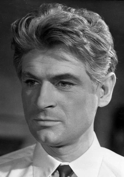 Jak sam wspominał, wszystko zaczęło się pod koniec 1964 roku, kiedy dostał propozycję zagrania w sześciu odcinkach widowiska telewizyjnego pt. "Stawka większa niż życie"."Rolę przyjąłem, bo gwarantowało mi to zagranie w sześciu spektaklach Teatru Telewizji - na początku było to w ramach Teatru Sensacji. Te pierwsze sześć odcinków było emitowanych na żywo. Nikt nie spodziewał się, że zainteresowanie nimi będzie tak ogromne, widzowie niejako wymusili jego kontynuację. Spektakli teatralnych było w sumie 14 i dopiero po nich zaczęto realizację tej wersji, którą emitowano jako serial telewizyjny" - wspominał aktor podczas jednego z czatów internetowych. Jak sam wspominał, wszystko zaczęło się pod koniec 1964 roku, kiedy dostał propozycję zagrania w sześciu odcinkach widowiska telewizyjnego pt. "Stawka większa niż życie"."Rolę przyjąłem, bo gwarantowało mi to zagranie w sześciu spektaklach Teatru Telewizji - na początku było to w ramach Teatru Sensacji. Te pierwsze sześć odcinków było emitowanych na żywo. Nikt nie spodziewał się, że zainteresowanie nimi będzie tak ogromne, widzowie niejako wymusili jego kontynuację. Spektakli teatralnych było w sumie 14 i dopiero po nich zaczęto realizację tej wersji, którą emitowano jako serial telewizyjny" - wspominał aktor podczas jednego z czatów internetowych.