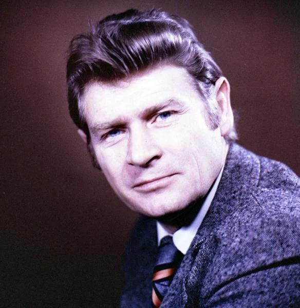 Dzięki roli Klossa Mikulski zdobył wielką popularność - przez kilka lat z rzędu był najpopularniejszym aktorem, nie tylko w Polsce. W 1972 roku, po wyemitowaniu "Stawki..." we wszystkich demoludach, Mikulski został okrzyknięty najpopularniejszym aktorem krajów socjalistycznych. "Ten wybitny aktor urodził się w najpiękniejszym dniu roku: 1 maja" - pisały radzieckie gazety. Dzięki roli Klossa Mikulski zdobył wielką popularność - przez kilka lat z rzędu był najpopularniejszym aktorem, nie tylko w Polsce. W 1972 roku, po wyemitowaniu "Stawki..." we wszystkich demoludach, Mikulski został okrzyknięty najpopularniejszym aktorem krajów socjalistycznych. "Ten wybitny aktor urodził się w najpiękniejszym dniu roku: 1 maja" - pisały radzieckie gazety.