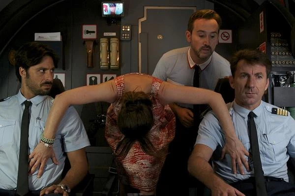 Hugo Silva, Lola Duenas, Javier Cámara i Antonio de la Torre w scenie z filmu "Przelotni kochankowie" Hugo Silva, Lola Duenas, Javier Cámara i Antonio de la Torre w scenie z filmu "Przelotni kochankowie"