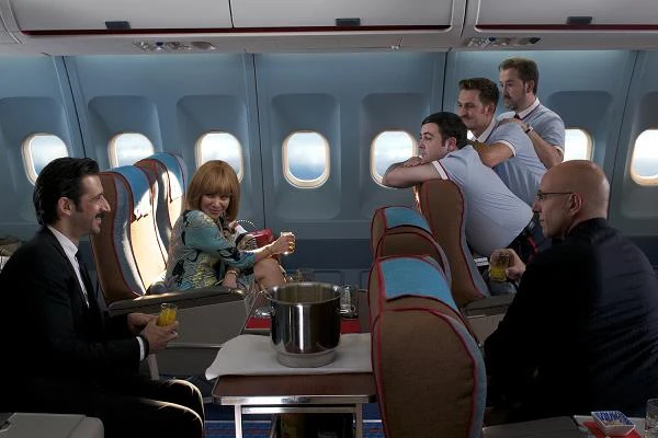 José María Yazpik, Cecilia Roth, Carlos Areces, Raúl Arévalo, Javier Cámara i José Luis Torrijo w scenie z filmu "Przelotni kochankowie" José María Yazpik, Cecilia Roth, Carlos Areces, Raúl Arévalo, Javier Cámara i José Luis Torrijo w scenie z filmu "Przelotni kochankowie"