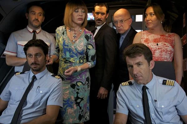 Hugo Silva, Javier Cámara, Cecilia Roth, José María Yazpik, José Luis Torrijo, Lola Duenas i Antonio de la Torre w scenie z filmu "Przelotni kochankowie" Hugo Silva, Javier Cámara, Cecilia Roth, José María Yazpik, José Luis Torrijo, Lola Duenas i Antonio de la Torre w scenie z filmu "Przelotni kochankowie"
