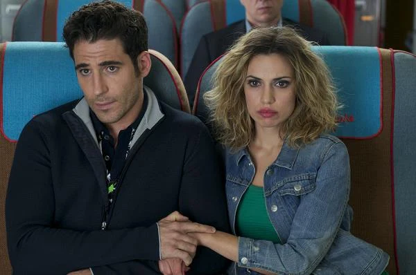 Miguel Ángel Silvestre i Laya Martí w scenie z filmu "Przelotni kochankowie" Miguel Ángel Silvestre i Laya Martí w scenie z filmu "Przelotni kochankowie"