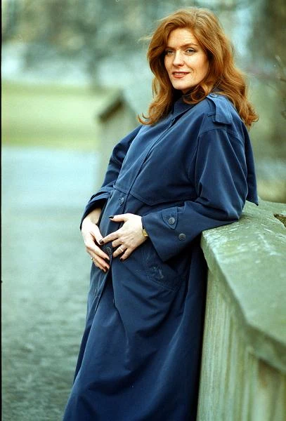 Już w szkole podstawowej była charakterna i... rzucała się w oczy. Katarzyna Dowbor głośno i bez oporów wyrażała swoje zdanie. W liceum - tak samo. Do tego jeszcze była najwyższa w klasie i podobała się kolegom, ale też ich onieśmielała. Jej serce zdobył Piotr Dowbor, student III roku uniwersytetu. Została jego żoną, a mając 19 lat urodziła syna Macieja. Jednak wkrótce ich drogi się rozeszły.