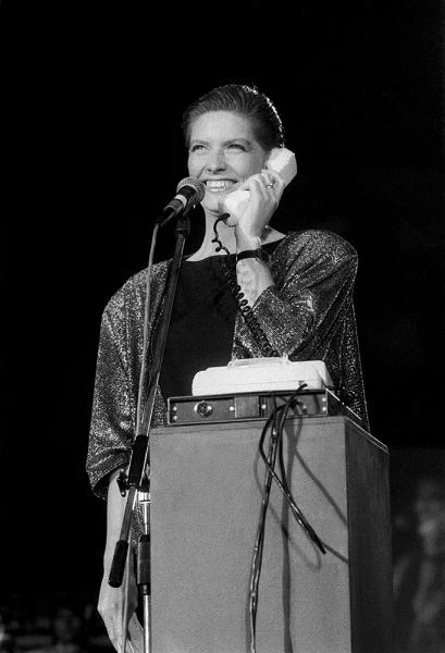 W 1988 roku na festiwalu piosenki polskiej w Opolu wystąpiła w charaktererze konferansjerki.