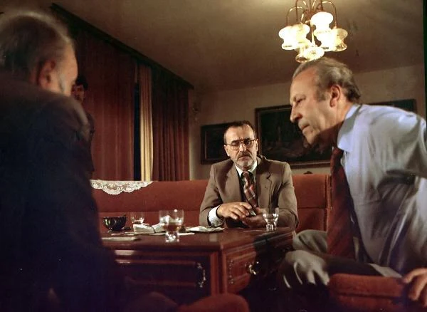 Historia skupiała się na szulerze, który po wyjściu z więzienia chciałby się ustatkować i nie wracać do hazardu. Żona jednak już dawno ułożyła sobie życie na nowo. Próbując znaleźć ustronne miejsce do zamieszkania, "Szu" trafia do miejscowości Lutyń, ale zamiast kupić dom, ogrywa w karty lokalnego prominenta i ucieka do Wrocławia. Przy okazji poznaje taksówkarza Jurka, który bardzo chciałby poznać tajniki karcianych oszustw. "Szu" niechętnie udziela mu pierwszych lekcji.