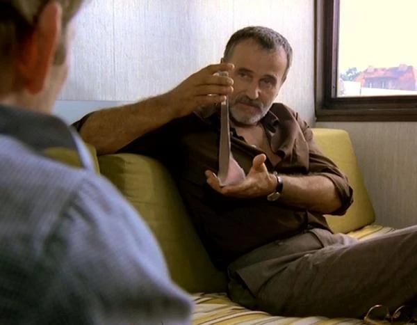 Do tytułowej roli Chęciński postanowił zaangażować Jana Nowickiego. Aktor tak wspominał w programie TVP "Pytanie na śniadanie": - Błyskawicznie mnie przekonał, bo wiedziałem że mam do czynienia z kimś bardzo poważnym jeśli chodzi o zawód aktora. Szybko zaproponowałem mu zmianę swojego wizerunku: trochę przytyłem, szybko wyłysiałem. Jak przyjechałem do Szczawnicy, Sylwek mnie zobaczył i powiedział: "Witaj Szu".

W pozostałych rolach obsadzono m.in.: Andrzeja Pieczyńskiego, Dorotę Pomykałę, Leona Niemczyka, Karola Strasburgera, Grażynę Szapołowską i Jana Frycza. - Jan Nowicki gra tu jedną ze swoich życiowych ról. Andrzej Pieczyński jest świetnie dobrany do Nowickiego - taki młody narwaniec, który chce wyrwać mistrzowi ten największy sekret. Trzeba pamiętać o tym słynnym, kultowym początku z Grażyną Szapołowską, który - jak słyszałem - był wycinany przez kinooperatorów - ocenia Andrzej Bukowiecki.