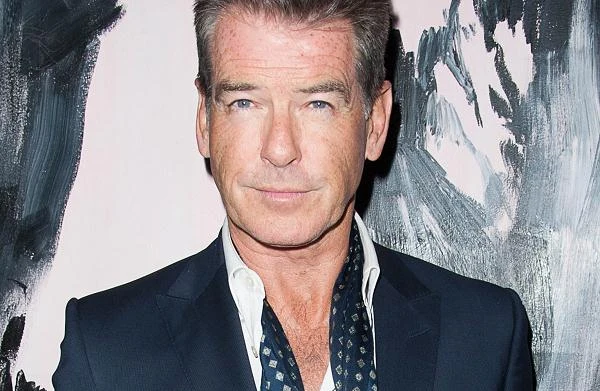 Kiedy słyszymy Pierce Brosnan, myślimy - James Bond. Ale urodzony w Irlandii aktor ma na swym koncie wiele innych ról. 16 maja 2013 Brosnan rozpoczyna siódmą dekadę swojego życia.  60. urodziny to nie żarty - mówi. - Siłą rzeczy podchodzisz do nich z pewną dozą żalu. Pytasz siebie: "Czy nie zmarnowałem danego mi czasu? Czy nie powinienem był zrobić więcej? Czy mogłem zrobić więcej?" - pyta retorycznie aktor i... szybko znajduje odpowiedź: - Kiedy patrzę w lustro, widzę człowieka, który dobrze przeżył życie, i miał to szczęście, że znalazł się we właściwym miejscu o właściwym czasie.