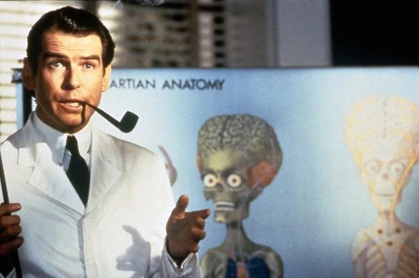 W pastiszu kina science-fiction "Marsjanie atakują!" (1996) w reżyserii Tima Burtona, Brosnan wcielił się w postać profesora Donalda Kesslera, który w imieniu prezydenta Stanów Zjednoczonych prowadzi negocjacje z tytułowymi najeźdżcami Ziemi. Rolę Kesslera pierowtnie miał zagrać Hugh Grant.