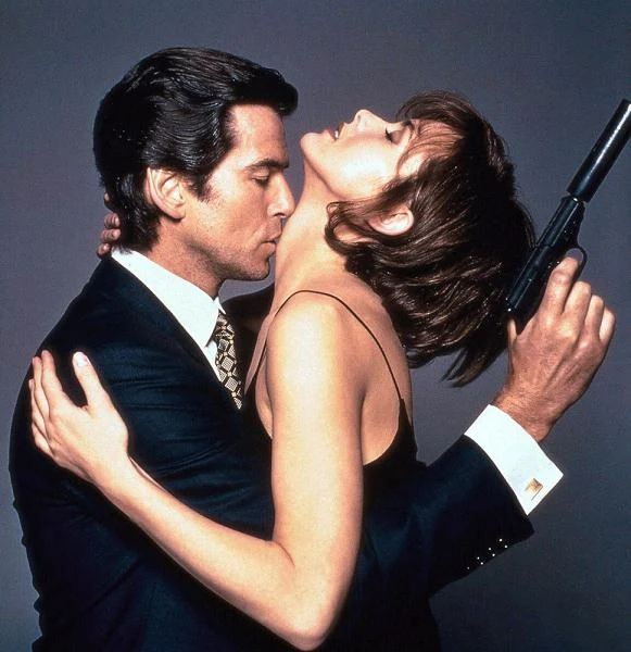- Wspaniale jest grać główne role - przyznaje aktor - ale muszę szukać ofert, które będą dla mnie wyzwaniem. Dzięki "Detektywowi Remington Steele" trafiłem do amerykańskich domów. A wraz z rolą Bonda spłynął na mnie cały ten splendor, który przyniósł mi jednocześnie sławę w pełnym znaczeniu tego słowa. Brosnan zastąpił w roli Agenta 007 Timothy'ego Daltona. Pierwszym filmem, w którym zagrał Bonda, było "Goldeneye" (1995).