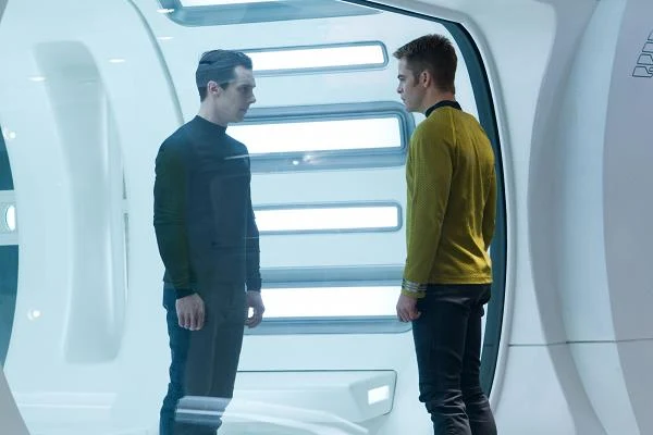 Benedict Cumberbatch i Chris Pine w scenie z filmu "W ciemność. Star Trek"