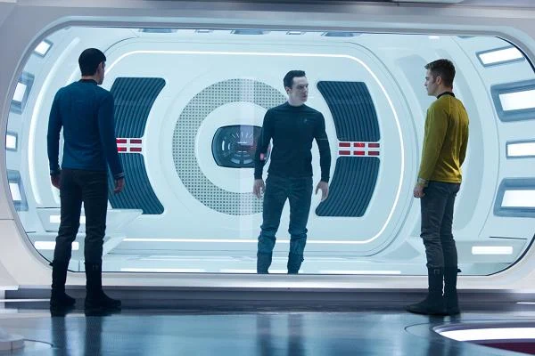Zachary Quinto, Benedict Cumberbatch i Chris Pine w scenie z filmu "W ciemność. Star Trek"