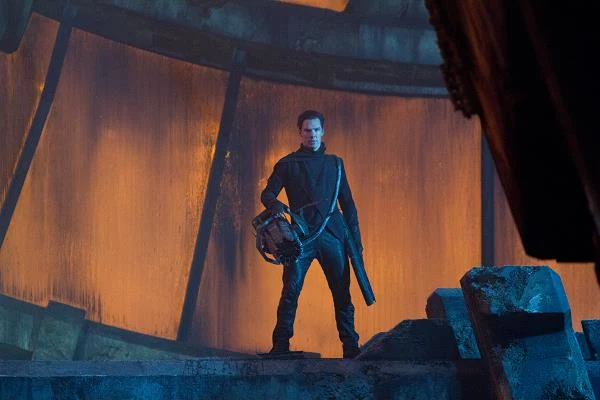 Benedict Cumberbatch w scenie z filmu "W ciemność. Star Trek"