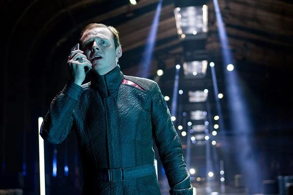 Simon Pegg w scenie z filmu "W ciemność. Star Trek"