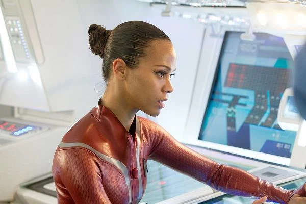 Zoe Saldana w scenie z filmu "W ciemność. Star Trek"