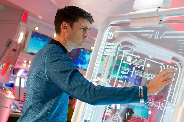 Karl Urban w scenie z filmu "W ciemność. Star Trek"