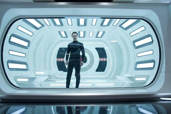 Benedict Cumberbatch w scenie z filmu "W ciemność. Star Trek"