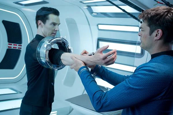 Benedict Cumberbatch i Karl Urban w scenie z filmu "W ciemność. Star Trek"