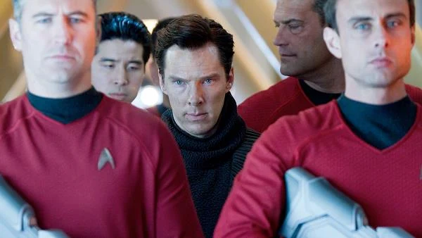 Benedict Cumberbatch w scenie z filmu "W ciemność. Star Trek"