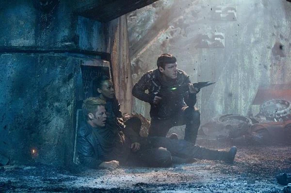 Chris Pine, Zoe Saldana i Zachary Quinto w scenie z filmu "W ciemność. Star Trek"
