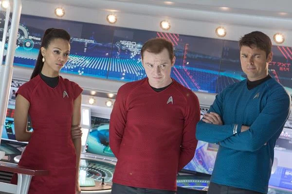 Zoe Saldana, Simon Pegg i Karl Urban w scenie z filmu "W ciemność. Star Trek"
