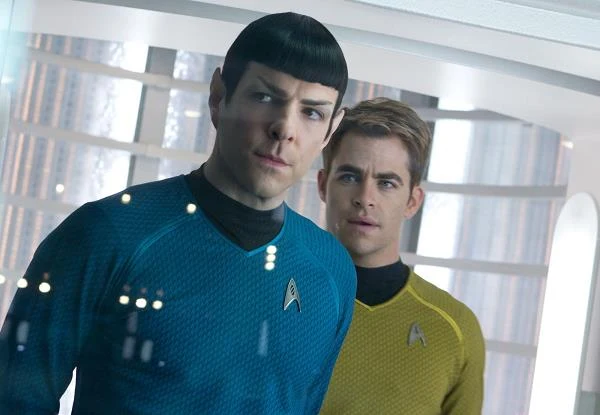 Zachary Quinto i Chris Pine w scenie z filmu "W ciemność. Star Trek"