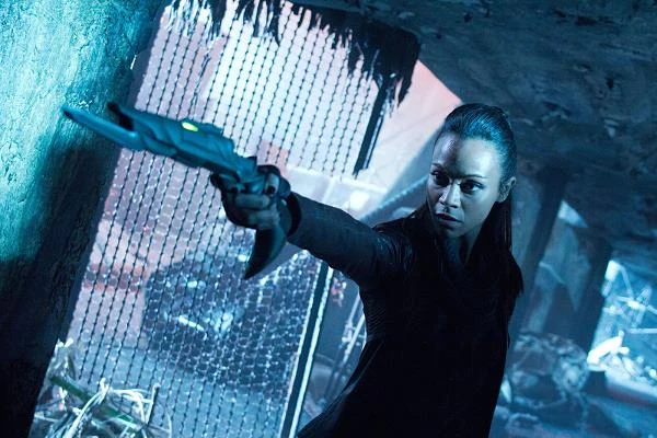 Zoe Saldana w scenie z filmu "W ciemność. Star Trek"