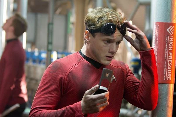 Anton Yelchin w scenie z filmu "W ciemność. Star Trek"