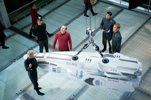 Alice Eve, Simon Pegg, Karl Urban i Chris Pine w scenie z filmu "W ciemność. Star Trek"