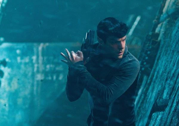 Zachary Quinto w scenie z filmu "W ciemność. Star Trek"
