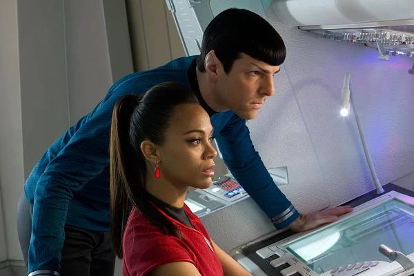 Zachary Quinto i Zoe Saldana w scenie z filmu "W ciemność. Star Trek"
