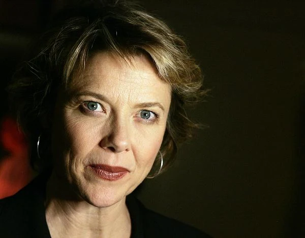 Annette Bening, amerykańska aktorka filmowa i telewizyjna, czterokrotnie nominowana do Oscara (dwa razy przegrała z Hilary Swank!), obchodzi w środę, 29 maja, 55 .urodziny! Licznymi rolami  i zdoma zdobytymi Złotymi Globami udowodniła, że jest kimś więcej niż tylko żoną Warrena Beatty'ego.