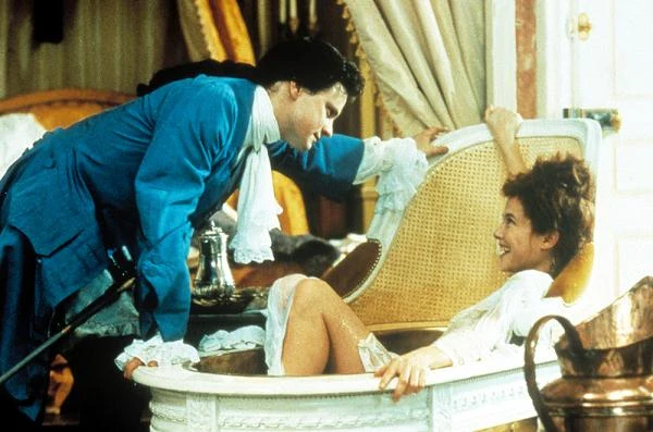 "Valmont" (1989) w reżyserii Milosa Formana był drugim ekranowym występem Bening. W ekranizacji "Niebezpiecznych związków" aktorka wcieliła się w postać występnej markizy de Merteuil (partnerował jej Colin Firth). W realizowanym równoecześnie filmie Stephena Frearsa markizę  - o wiele bardziej diabolicznie - zagrała Glenn Close.