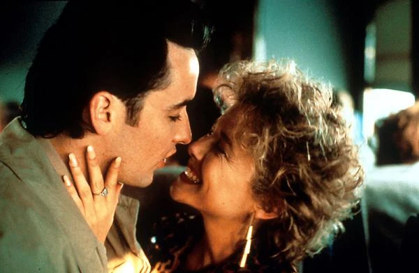 Film "Naciągacze" (1990) w reżyserii Stephena Frearsa był dla Annette Bening aktorskim przełomem. W historii wzorowanej na popularnych "pulp fictions" aktorka wcieliła się w postać drobnej oszustki, w której zakochuje się młodszy od niej mężczyzna (John Cusack). Rola przyniosła Bening pierwszą nominację do Oscara (w kategorii : najlepsza aktorka drugoplanowa).