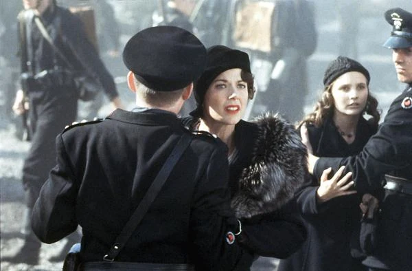 Zapowiadając osobę Annette Bening na ceremonii wręczenia Oscarów w 1991 roku prowadzący Billy Crystal zaanonsował ją jakko "aktorkę, którą niedługo zobaczymy w roli Kobiety-Kota w 'Powrocie Batamana". W związku z ciążą aktorki producenci zdecydowali się jednak na powierzenie roli Michelle Pfeiffer.