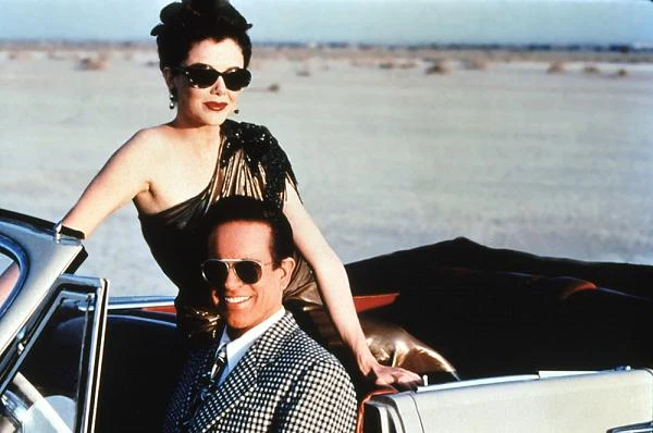 Warrena Beatty'ego aktorka poznała na planie filmu "Bugsy" (1992). Rok później wzięli ślub. Mają wspólnie czwórkę dzieci: dwie córki i dwóch synów (choć najstarszy - Stephen - urodził się jako Kathryn, potem przeszedł operację zmiany płci).