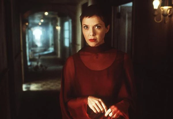 W thrillerze Neila Jordana "Senny koszmar" (1998) Bening zagrała kobietę, która miewa dziwne sny. Koszmary nasilają się gdy w okolicy pojawia się seryjny morderca zabijający małe dziewczynki. Kobieta odkrywa, iż w schwytaniu mordercy mogą pomóc jej sny.