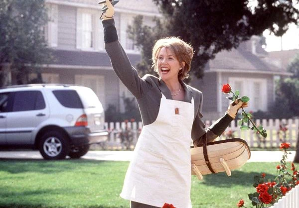 Z oscarowego hitu "American Beauty" (1999) wszyscy zapamiętali głównie kreację Kevina Spaceya (tudzież seksowne oblicze Meny Suvari), jednak ważną rolę w obrazie Sama Mendesa odegrała też Annette Bening, wcielająca się w postac małżonki głównego bohatera. "Postać, którą kreuje Annette jest obsesyjnie wręcz pochłonięta swoim wizerunkiem osoby, która odniosła sukces - szanowanej przez otoczenie, noszącej się odpowiednio i posiadającej wspaniały ogród" - tłumaczył reżyser Sam Mendes, dodając że "Annette tak wiele wniosła do tej roli, że nabrała ona w końcu całkiem nowego wymiaru i charakteru".