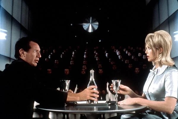 W komedii Mike'a Nicholsa "Z księżyca spadłeś?" (1999) Bening zagrała przewrotną rolę kobiety, która wychodzi za mąż za mężczyznę.. ze sztucznym penisem. Okazuje się, że to kosmita, który dociera na Ziemię z poważną misją. Ma począć dziecko z kobietą, pochodzi bowiem z planety, której mieszkańcy rozmnażają się poprzez klonowanie.