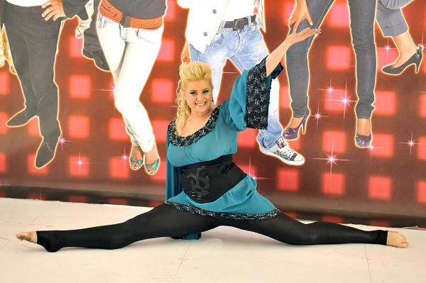 Która z polskich aktorek potrafi zrobić szpagat? Jako uczennica liceum Romanowska zadebiutowała w roli Velmy w "West Side Story", musicalu wystawianym przez Operę na Zamku w Szczecinie. W rodzinnym Szczecinie zagrała także w spektaklu "Musical Show – Melodie Broadwayu". Potem pojawiła się w "Jesus Christ Superstar" w gdyńskim Teatrze Muzycznym, w "Pułapce" w Teatrze Słowackiego w Krakowie i "Małym kominiarczyku" we wrocławskim Teatrze Współczesnym.