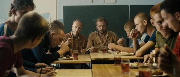 Andrzej Chyra i Łukasz Simlat w filmie "W imię..."