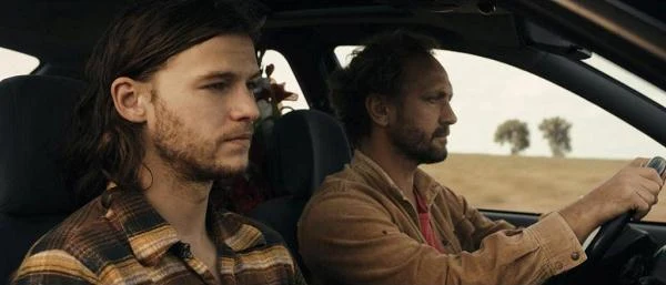 Mateusz Kościukiewicz i Andrzej Chyra w filmie "W imię..."