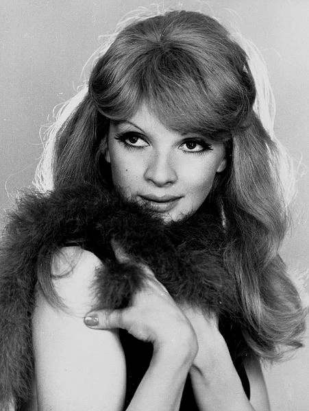 Fascynowała jako kobieta i aktorka. - Rzadko się zdarza, by piękno szło w parze z talentem. Ewa Krzyżewska to miała. Była brylantem polskiego kina - twierdzą jej wielbiciele. Szkoda, że zbyt szybko zakończyła swoją karierę i, niestety, tak wcześnie odeszła. Najbardziej znana z kinowego debiutu w "Popiele i diamencie" Andrzeja Wajdy (gdzie zagrała barmankę z hotelu Monopol), w 1973 roku wycofała się z życia artystycznego a 30 lat później wskutek obrażeń, które odniosła w wypadku samochodowym w Hiszpanii, zmarła w wieku 64 lat. Gdyby żyła, w piątek, 7 lutego, obchodziłaby 75. urodziny.

Była studentką drugiego roku szkoły teatralnej, gdy zagrała w filmie Andrzeja Wajdy "Popół i diament". "O ile długo wahałem się, czy zaangażować Zbyszka Cybulskiego, o tyle Ewę wybrałem od razu. Nie do końca była aktorką, miała jednak w sobie niezależność i osobowość, a jej uroda zwracała uwagę" - powiedział Wajda.