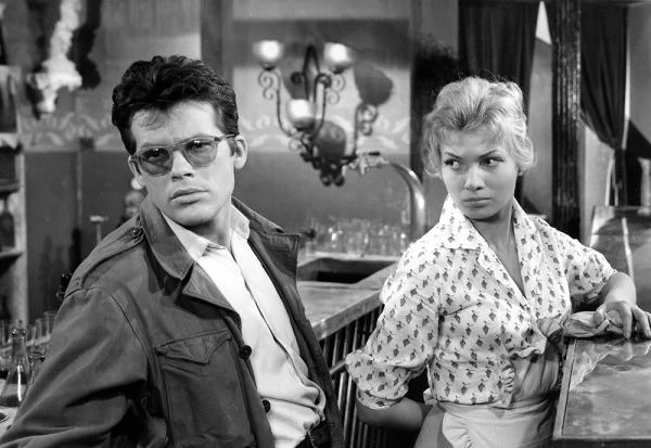 Dwudziestoletnia debiutantka rewelacyjnie wcieliła się w postać barmanki Krystyny z hotelu Monopol. Za tę rolę otrzymała Kryształową Gwiazdę Francuskiej Akademii Filmowej. I tak zaczęła się jej kariera.